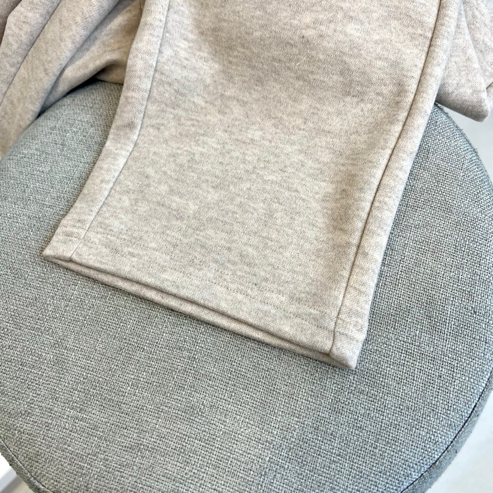 Loro Piana诺悠翩雅、2025秋冬新品男士休闲裤，以深邃灰色诠释现代简约美学。采用松紧腰头设计，