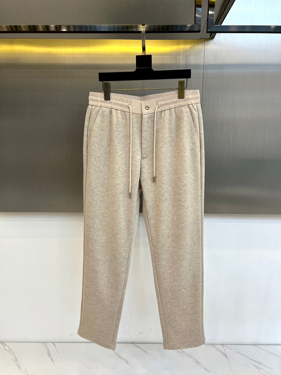 Loro Piana诺悠翩雅、2025秋冬新品男士休闲裤，以深邃灰色诠释现代简约美学。采用松紧腰头设计，