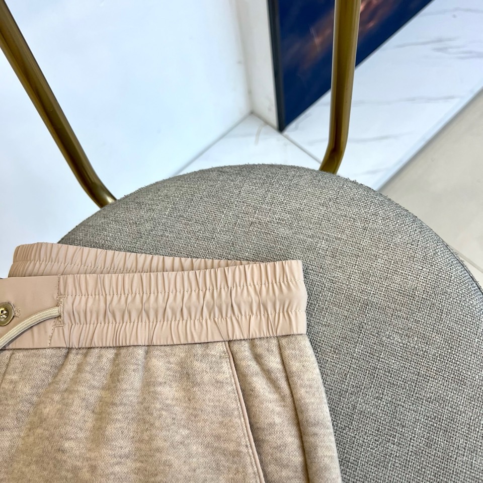 Loro Piana诺悠翩雅、2025秋冬新品男士休闲裤，以深邃灰色诠释现代简约美学。采用松紧腰头设计，