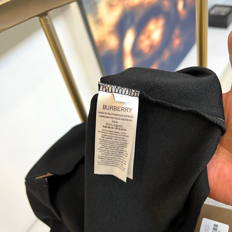 Bur巴宝莉、2025秋冬新品长袖Polo衫，以经典白色演绎英伦优雅美学。这款Polo衫采用高品质棉质面