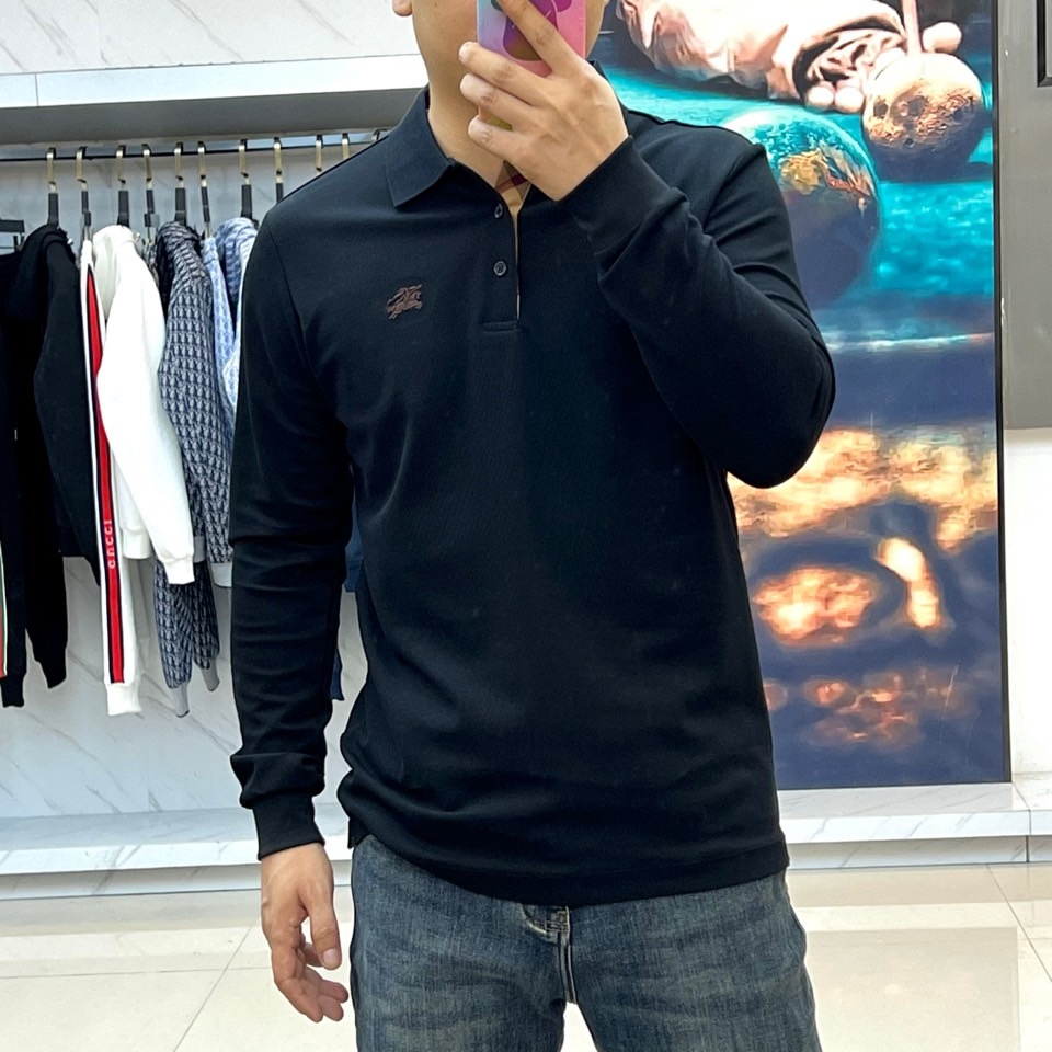 Bur巴宝莉、2025秋冬新品长袖Polo衫，以经典白色演绎英伦优雅美学。这款Polo衫采用高品质棉质面