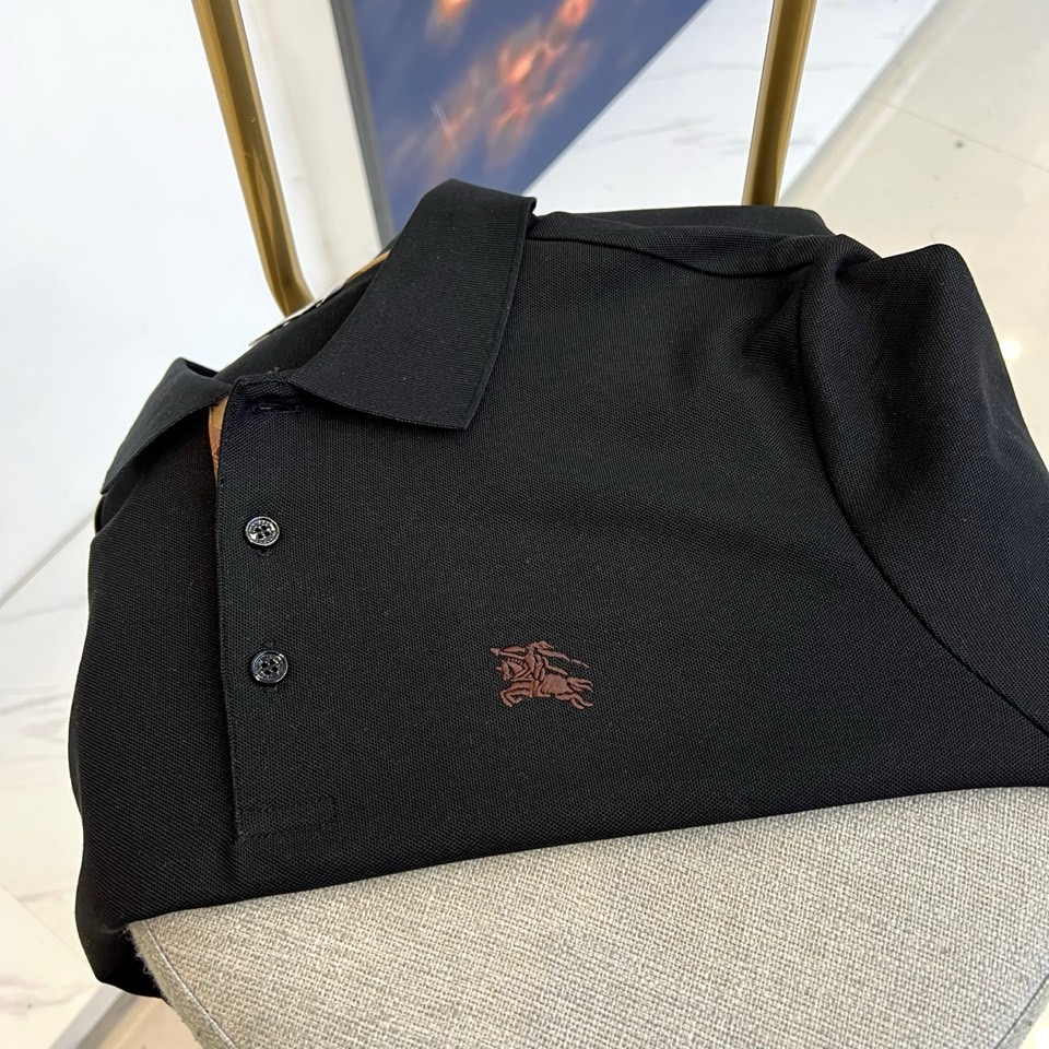 Bur巴宝莉、2025秋冬新品长袖Polo衫，以经典白色演绎英伦优雅美学。这款Polo衫采用高品质棉质面