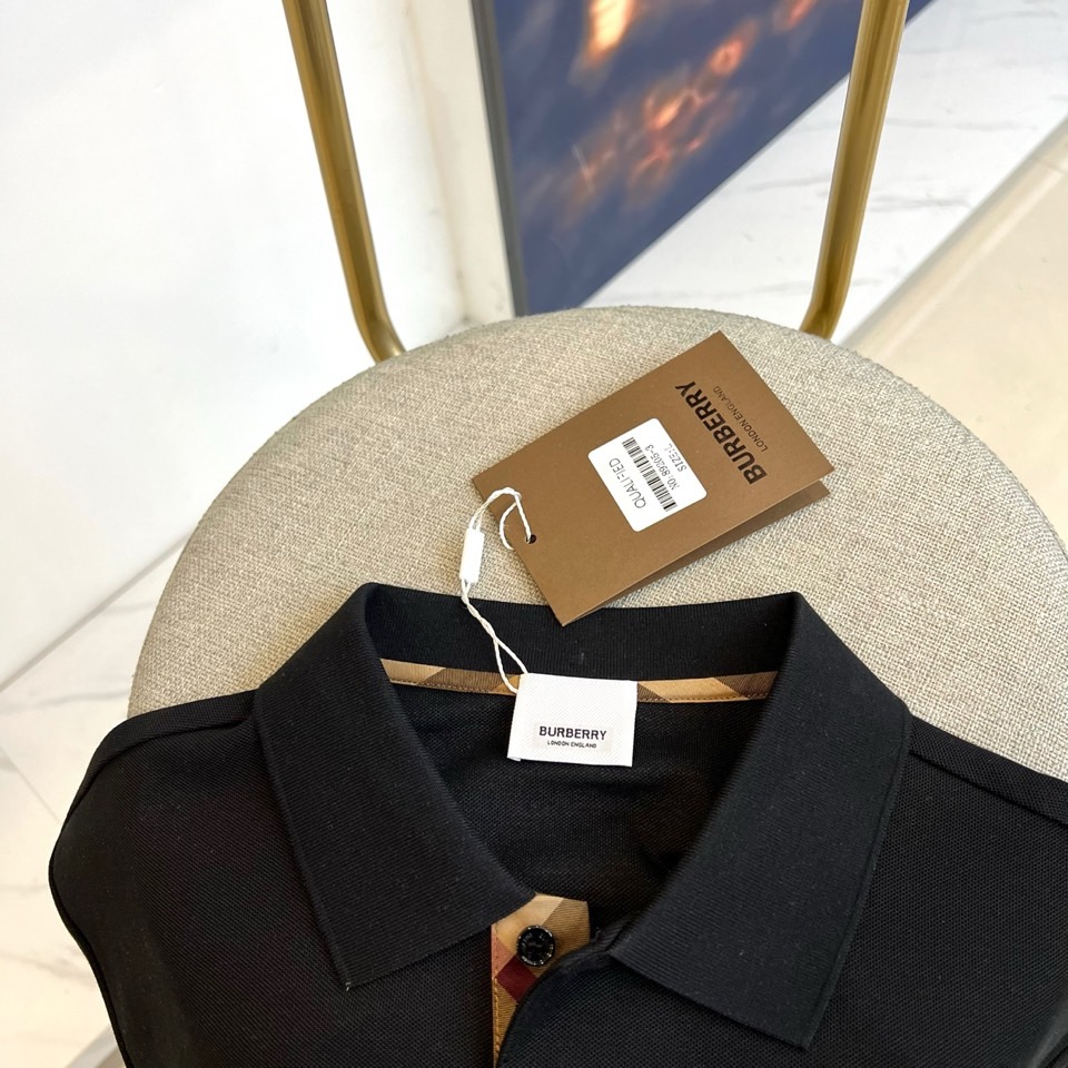 Bur巴宝莉、2025秋冬新品长袖Polo衫，以经典白色演绎英伦优雅美学。这款Polo衫采用高品质棉质面