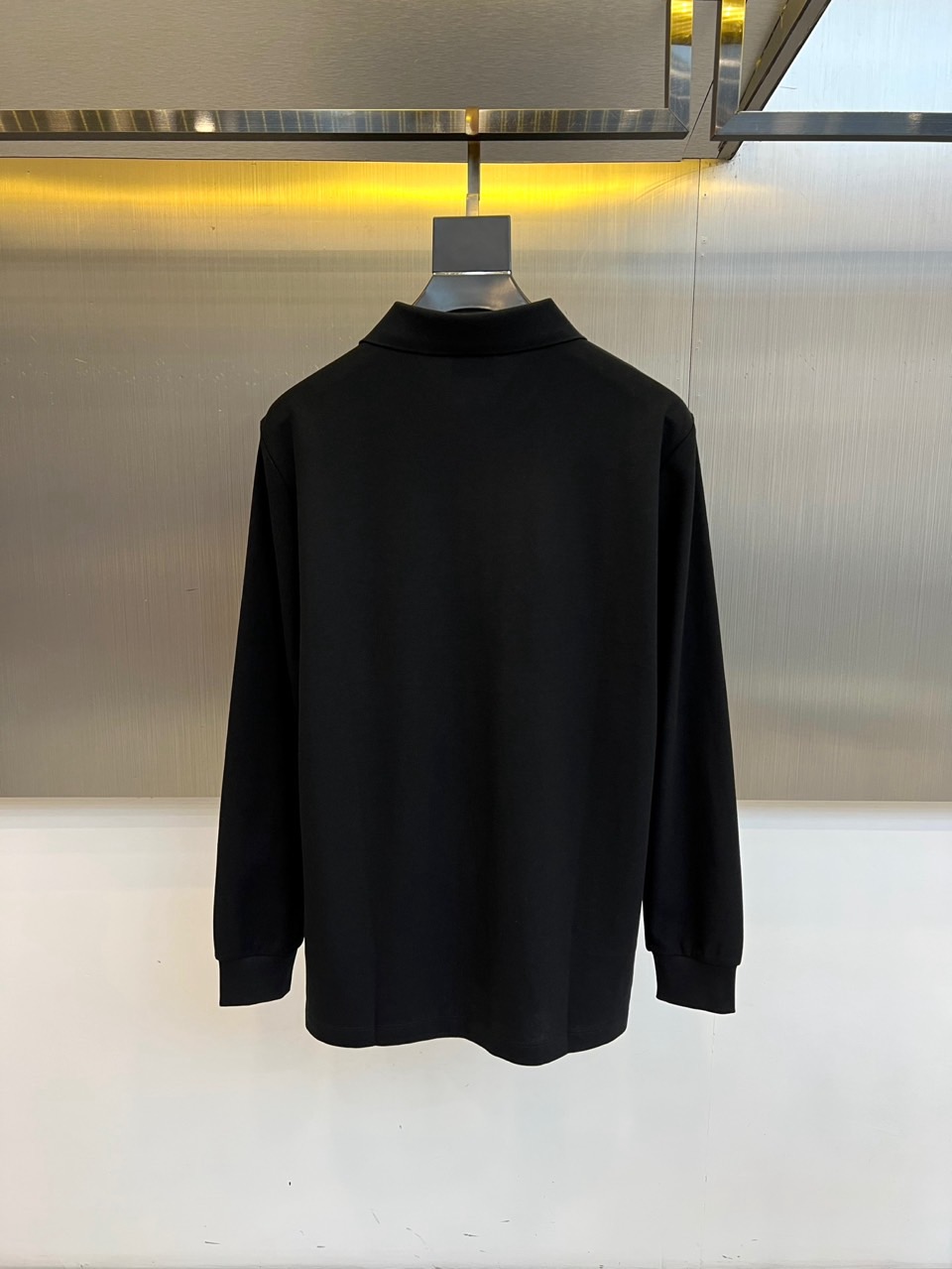 Bur巴宝莉、2025秋冬新品长袖Polo衫，以经典白色演绎英伦优雅美学。这款Polo衫采用高品质棉质面