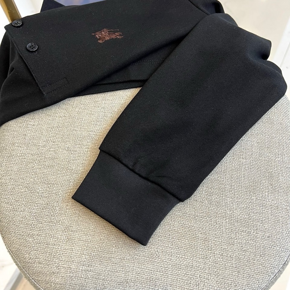 Bur巴宝莉、2025秋冬新品长袖Polo衫，以经典白色演绎英伦优雅美学。这款Polo衫采用高品质棉质面