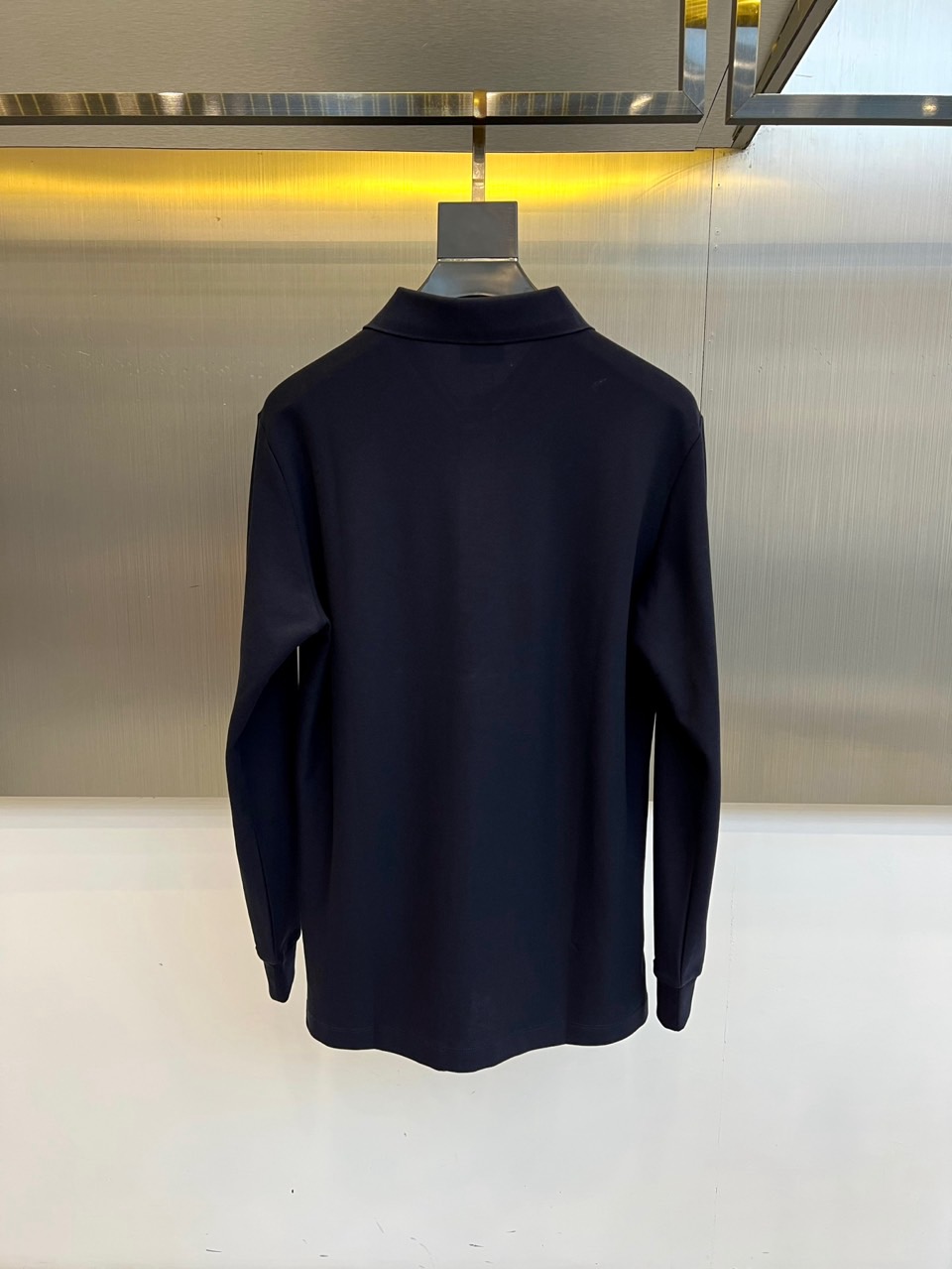 Bur巴宝莉、2025秋冬新品长袖Polo衫，以经典白色演绎英伦优雅美学。这款Polo衫采用高品质棉质面