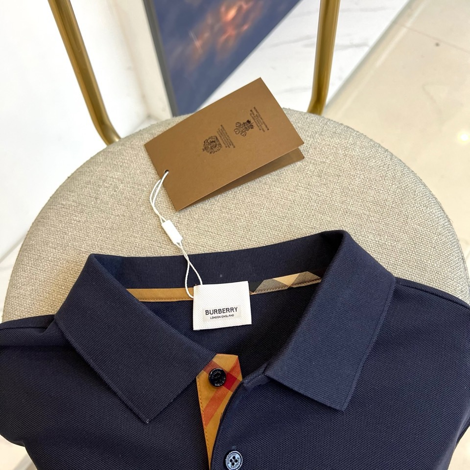 Bur巴宝莉、2025秋冬新品长袖Polo衫，以经典白色演绎英伦优雅美学。这款Polo衫采用高品质棉质面