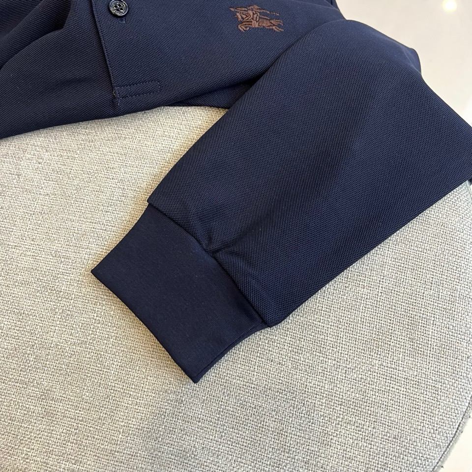 Bur巴宝莉、2025秋冬新品长袖Polo衫，以经典白色演绎英伦优雅美学。这款Polo衫采用高品质棉质面