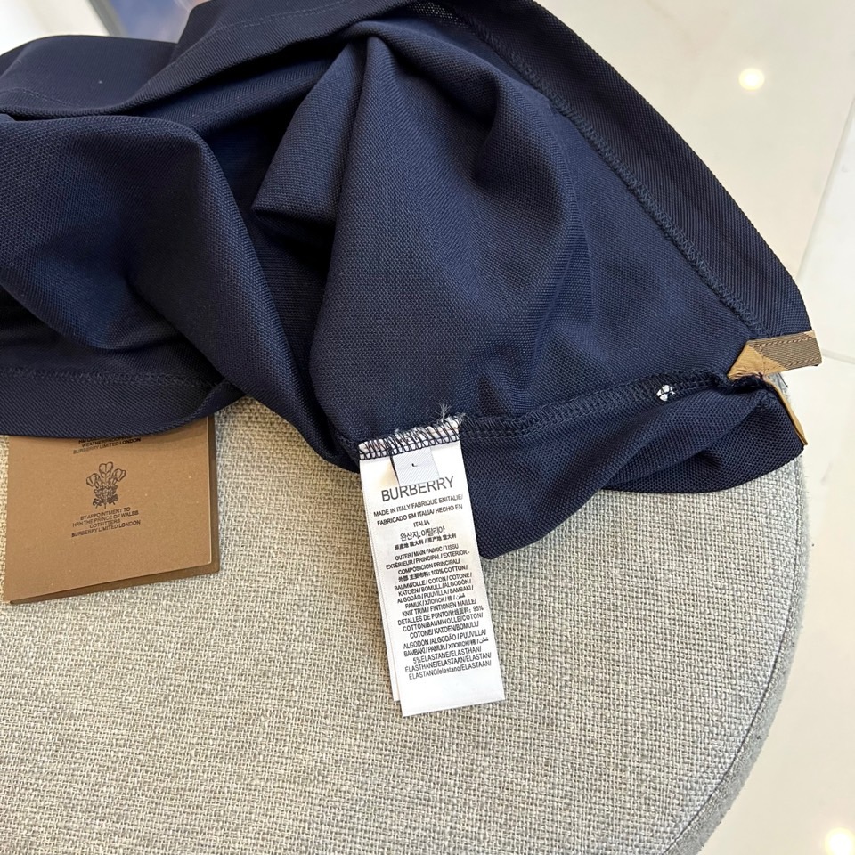 Bur巴宝莉、2025秋冬新品长袖Polo衫，以经典白色演绎英伦优雅美学。这款Polo衫采用高品质棉质面