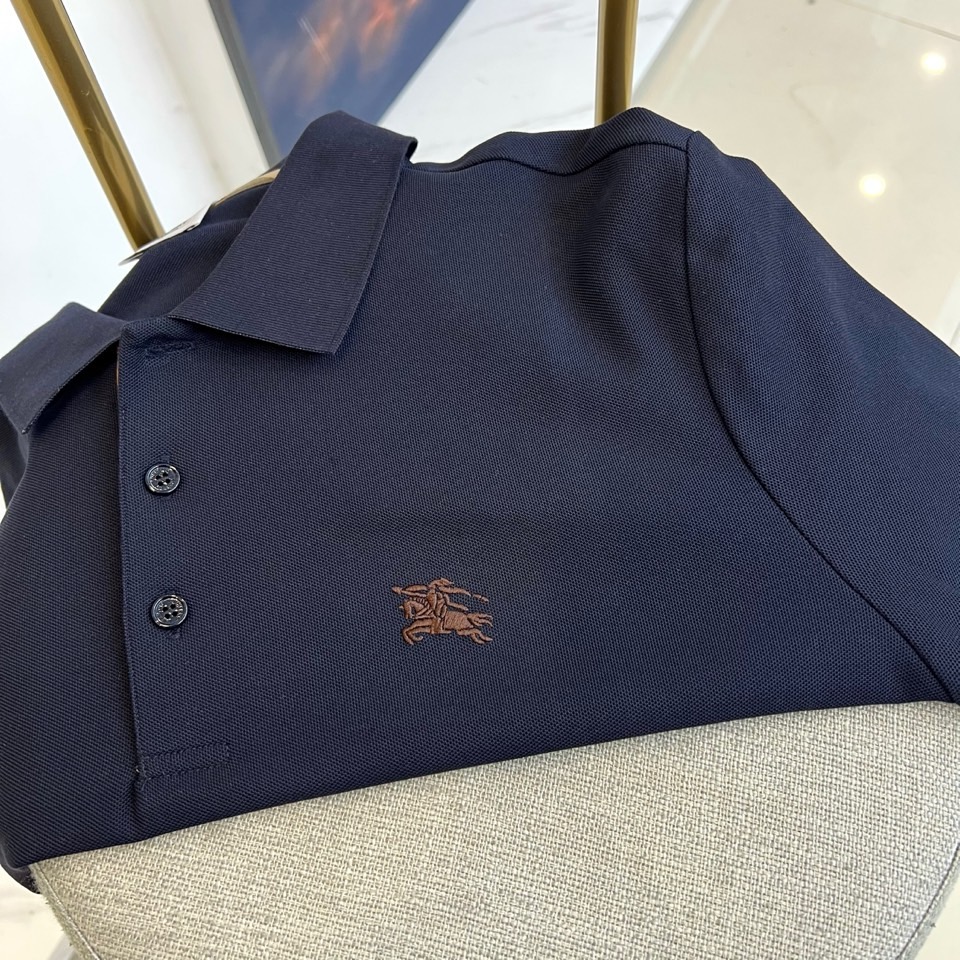 Bur巴宝莉、2025秋冬新品长袖Polo衫，以经典白色演绎英伦优雅美学。这款Polo衫采用高品质棉质面