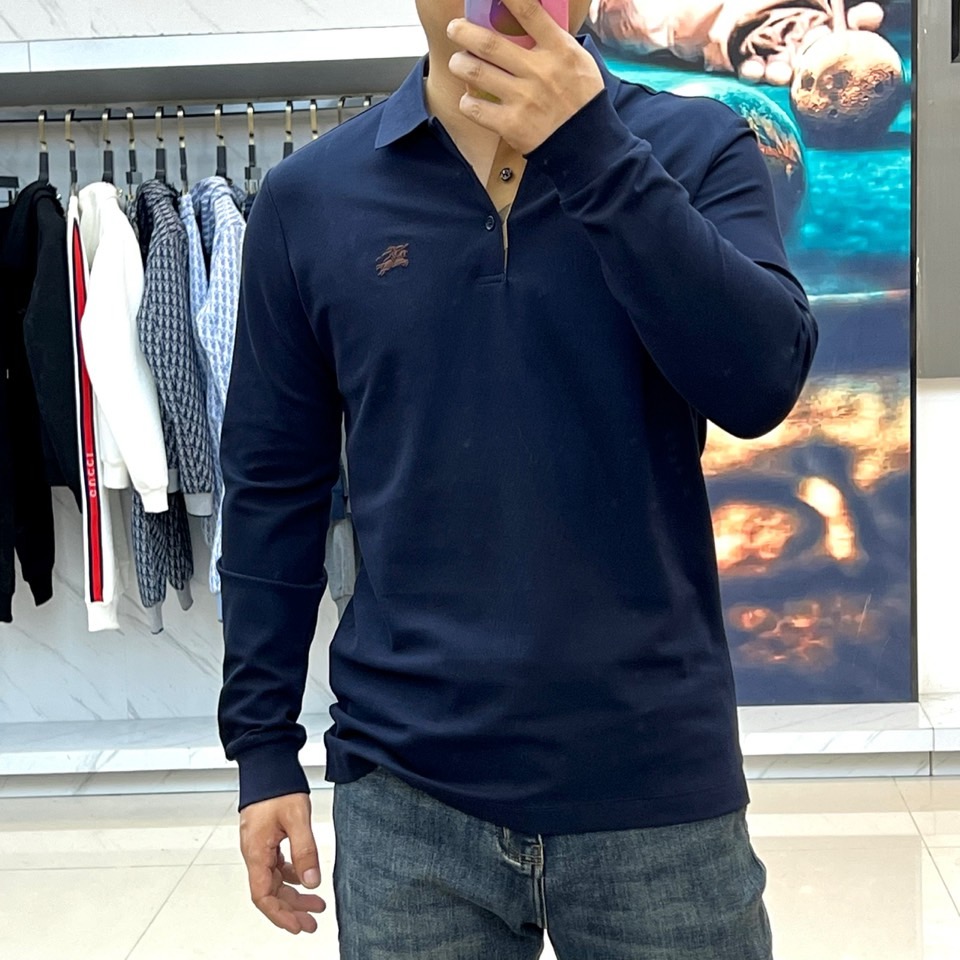 Bur巴宝莉、2025秋冬新品长袖Polo衫，以经典白色演绎英伦优雅美学。这款Polo衫采用高品质棉质面