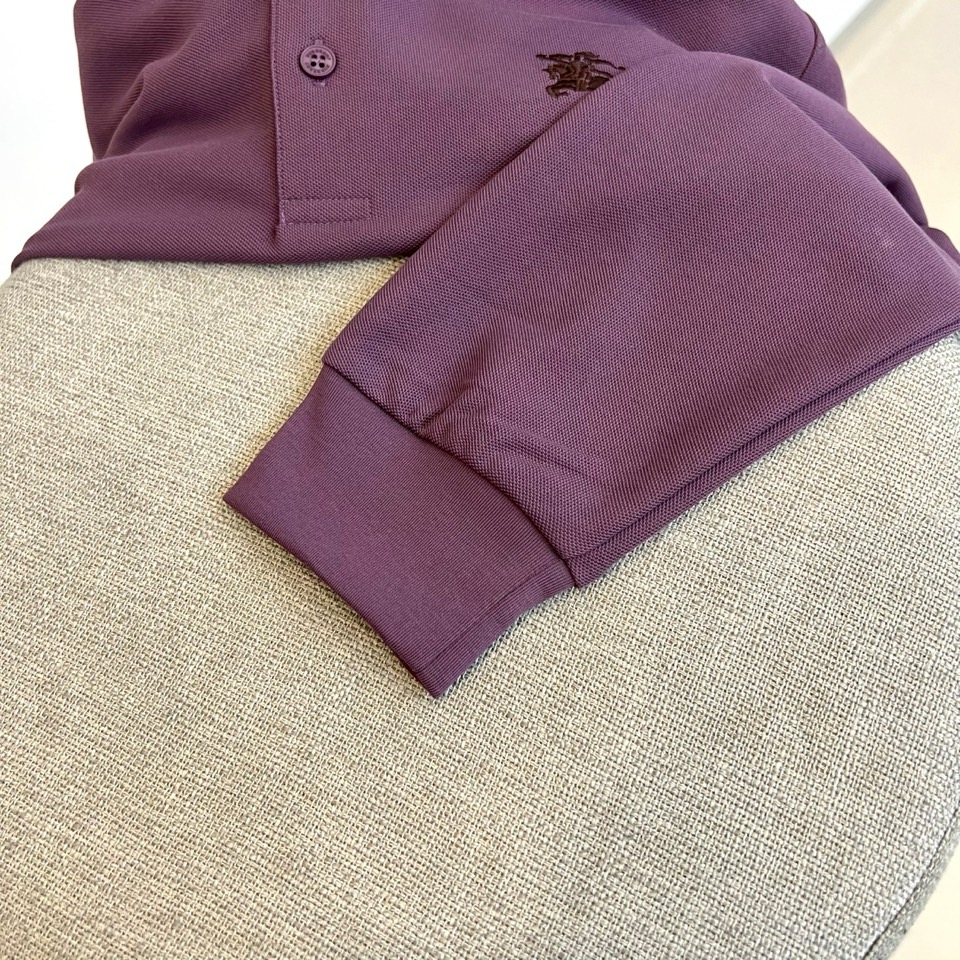 Bur巴宝莉、2025秋冬新品长袖Polo衫，以经典白色演绎英伦优雅美学。这款Polo衫采用高品质棉质面