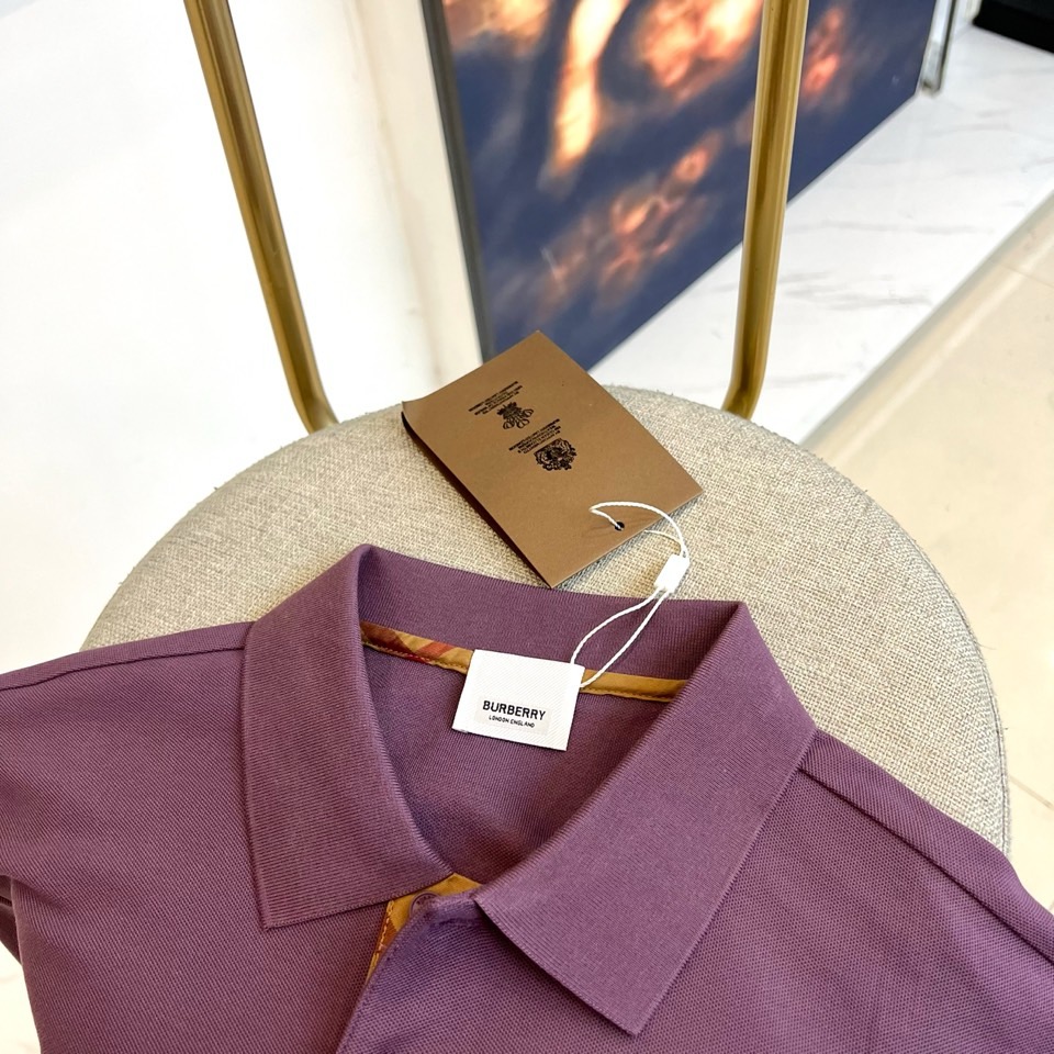 Bur巴宝莉、2025秋冬新品长袖Polo衫，以经典白色演绎英伦优雅美学。这款Polo衫采用高品质棉质面