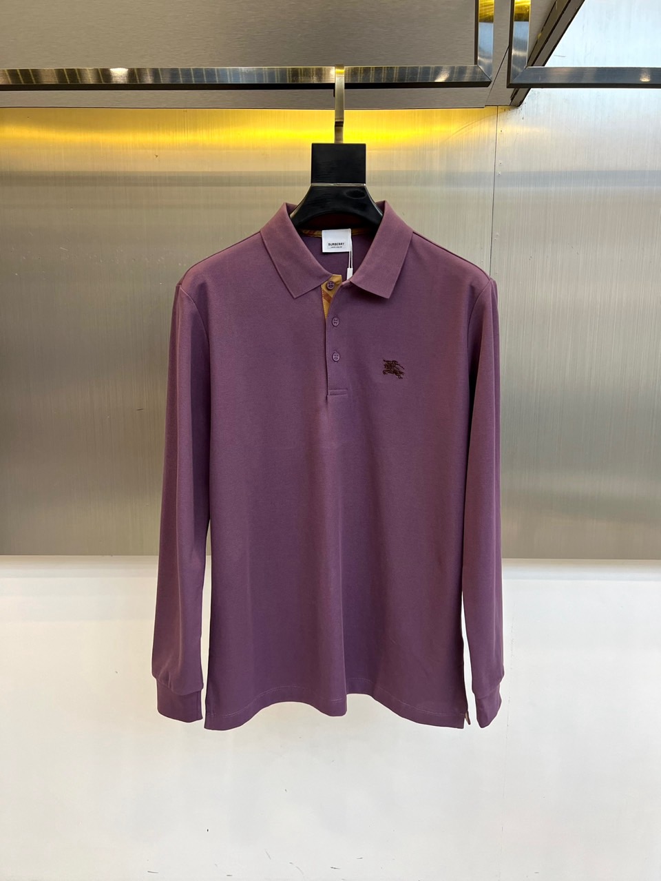 Bur巴宝莉、2025秋冬新品长袖Polo衫，以经典白色演绎英伦优雅美学。这款Polo衫采用高品质棉质面