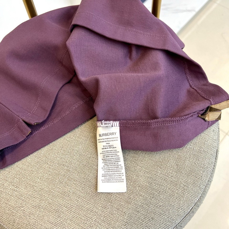 Bur巴宝莉、2025秋冬新品长袖Polo衫，以经典白色演绎英伦优雅美学。这款Polo衫采用高品质棉质面