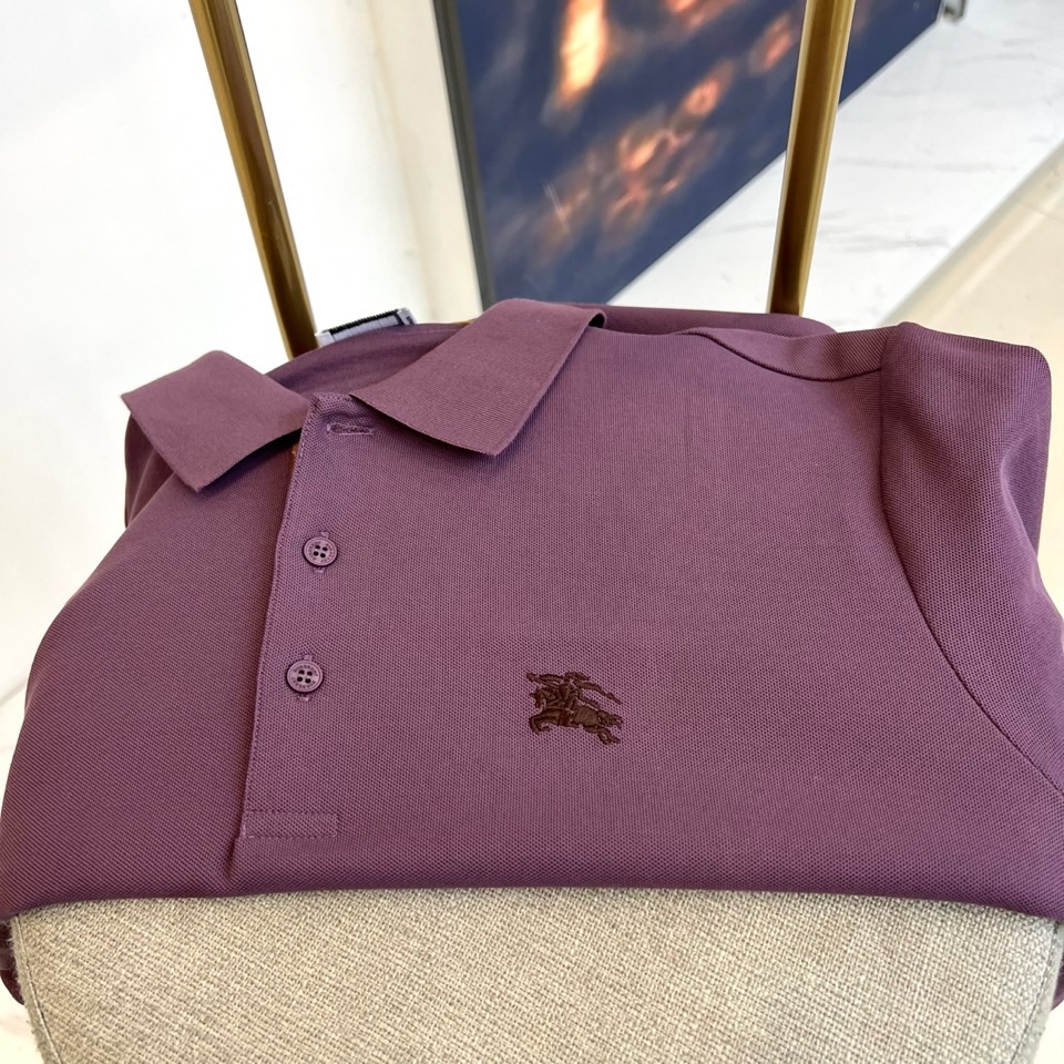 Bur巴宝莉、2025秋冬新品长袖Polo衫，以经典白色演绎英伦优雅美学。这款Polo衫采用高品质棉质面