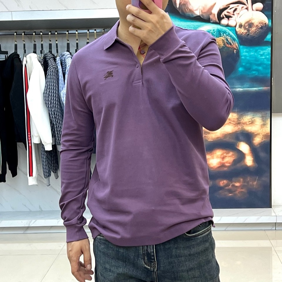 Bur巴宝莉、2025秋冬新品长袖Polo衫，以经典白色演绎英伦优雅美学。这款Polo衫采用高品质棉质面