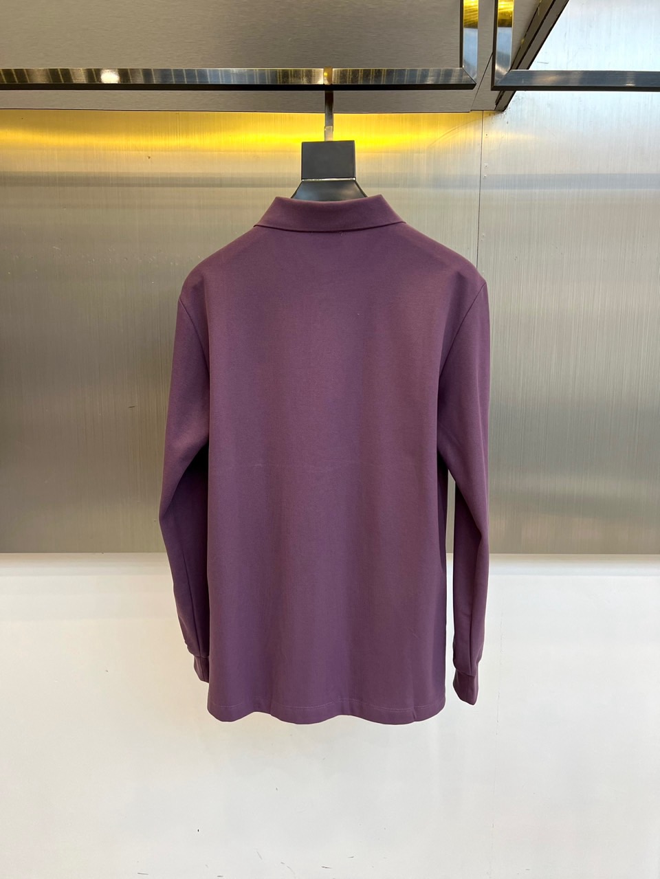 Bur巴宝莉、2025秋冬新品长袖Polo衫，以经典白色演绎英伦优雅美学。这款Polo衫采用高品质棉质面