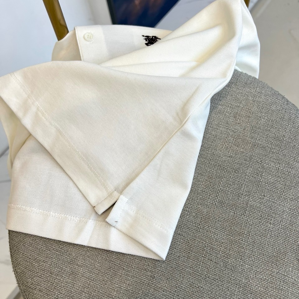 Bur巴宝莉、2025秋冬新品长袖Polo衫，以经典白色演绎英伦优雅美学。这款Polo衫采用高品质棉质面