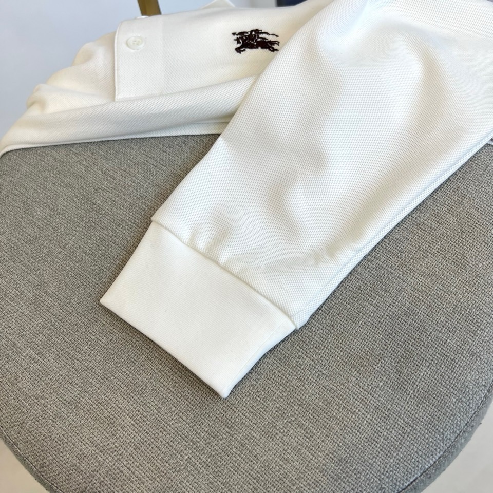 Bur巴宝莉、2025秋冬新品长袖Polo衫，以经典白色演绎英伦优雅美学。这款Polo衫采用高品质棉质面