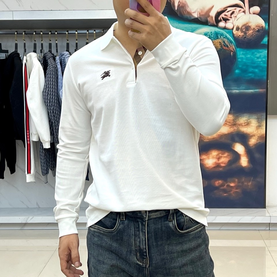 Bur巴宝莉、2025秋冬新品长袖Polo衫，以经典白色演绎英伦优雅美学。这款Polo衫采用高品质棉质面