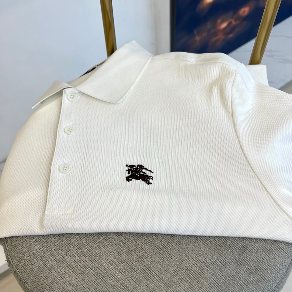 Bur巴宝莉、2025秋冬新品长袖Polo衫，以经典白色演绎英伦优雅美学。这款Polo衫采用高品质棉质面