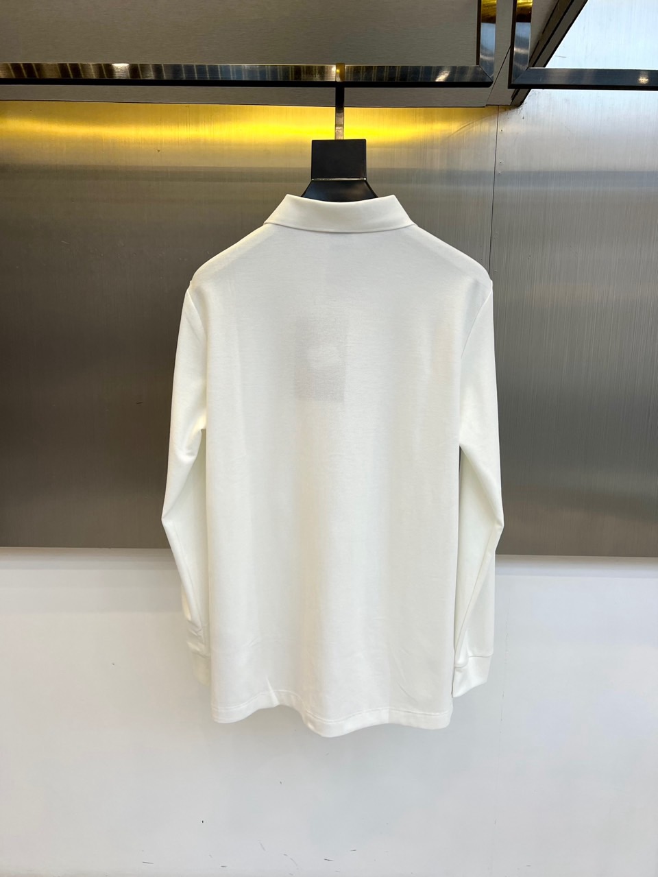 Bur巴宝莉、2025秋冬新品长袖Polo衫，以经典白色演绎英伦优雅美学。这款Polo衫采用高品质棉质面
