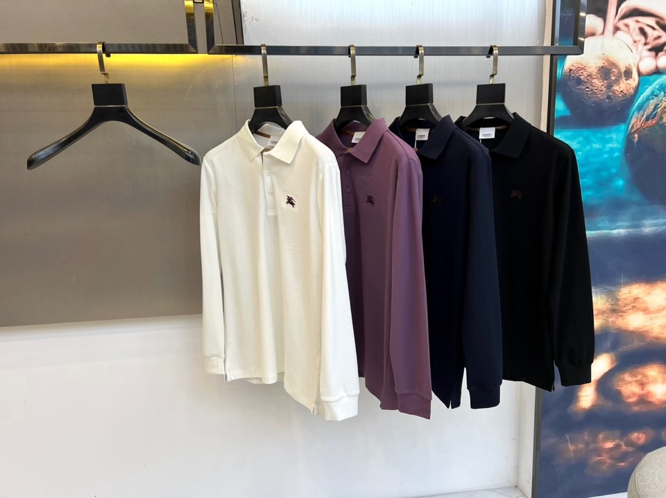 Bur巴宝莉、2025秋冬新品长袖Polo衫，以经典白色演绎英伦优雅美学。这款Polo衫采用高品质棉质面
