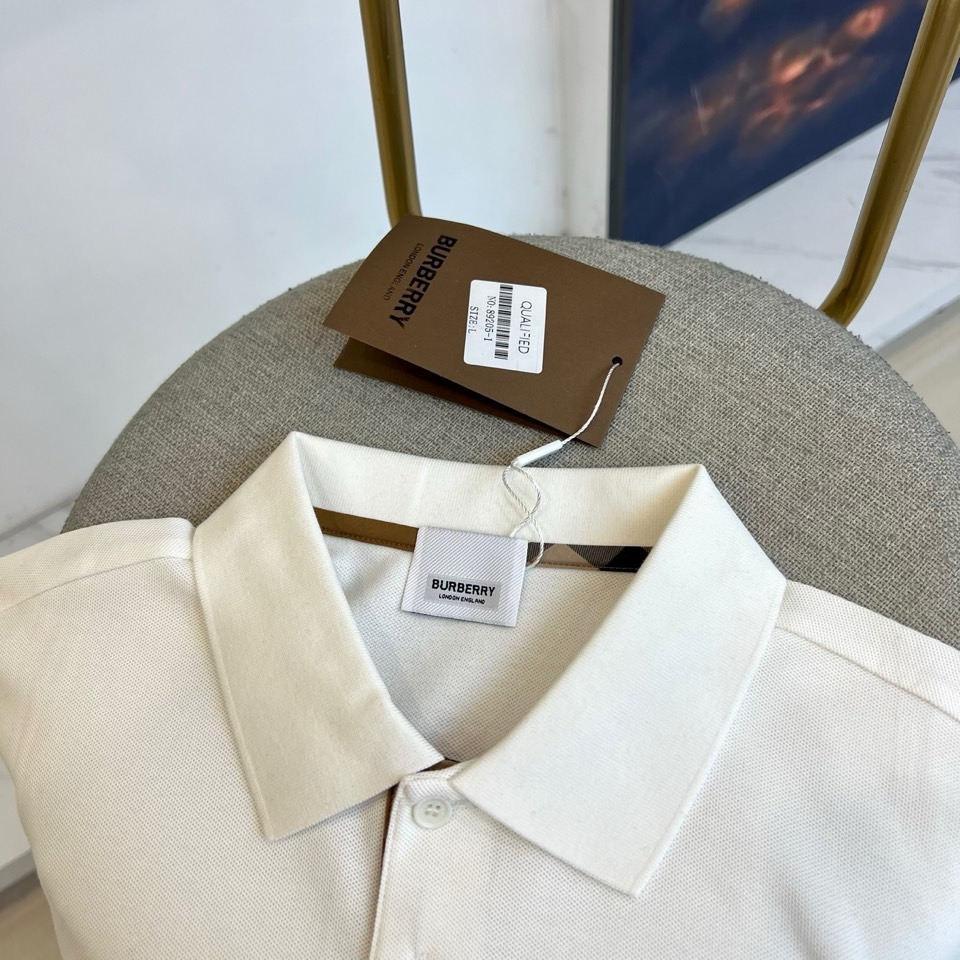 Bur巴宝莉、2025秋冬新品长袖Polo衫，以经典白色演绎英伦优雅美学。这款Polo衫采用高品质棉质面