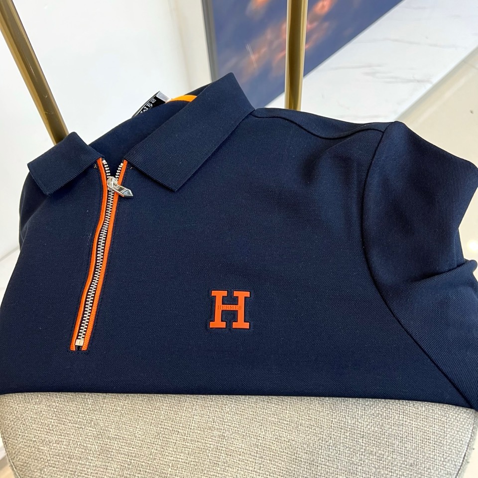 H爱马仕、2025秋冬新品薄绒半拉链翻领长袖上衣，以纯净白色演绎极致简约美学。经典Polo领设计突破传统