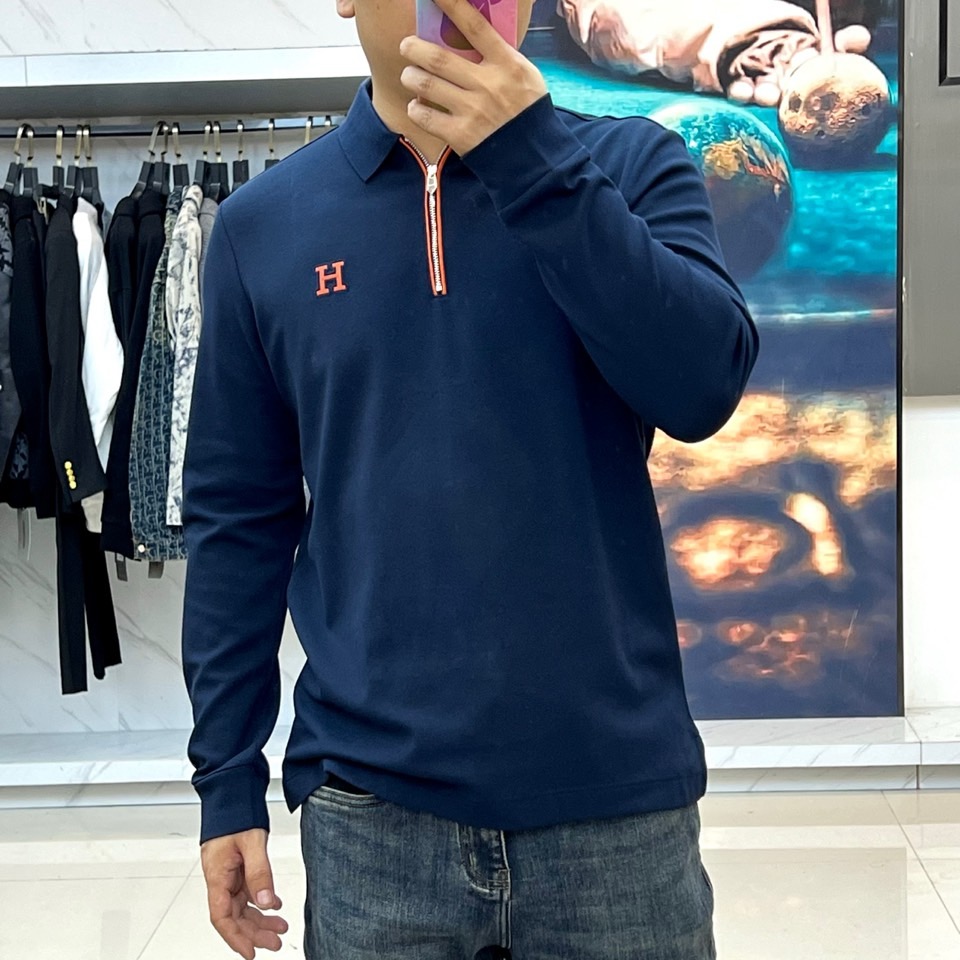 H爱马仕、2025秋冬新品薄绒半拉链翻领长袖上衣，以纯净白色演绎极致简约美学。经典Polo领设计突破传统