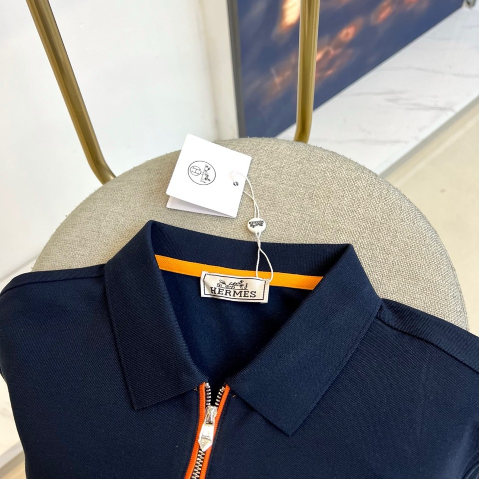 H爱马仕、2025秋冬新品薄绒半拉链翻领长袖上衣，以纯净白色演绎极致简约美学。经典Polo领设计突破传统