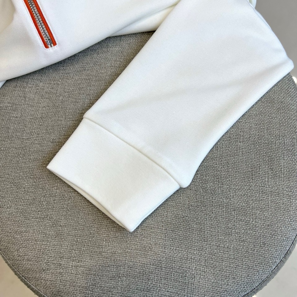 H爱马仕、2025秋冬新品薄绒半拉链翻领长袖上衣，以纯净白色演绎极致简约美学。经典Polo领设计突破传统