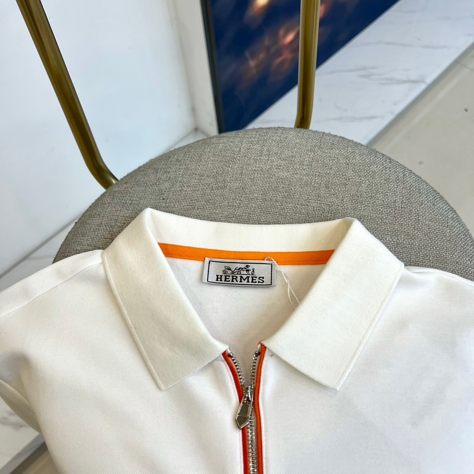 H爱马仕、2025秋冬新品薄绒半拉链翻领长袖上衣，以纯净白色演绎极致简约美学。经典Polo领设计突破传统