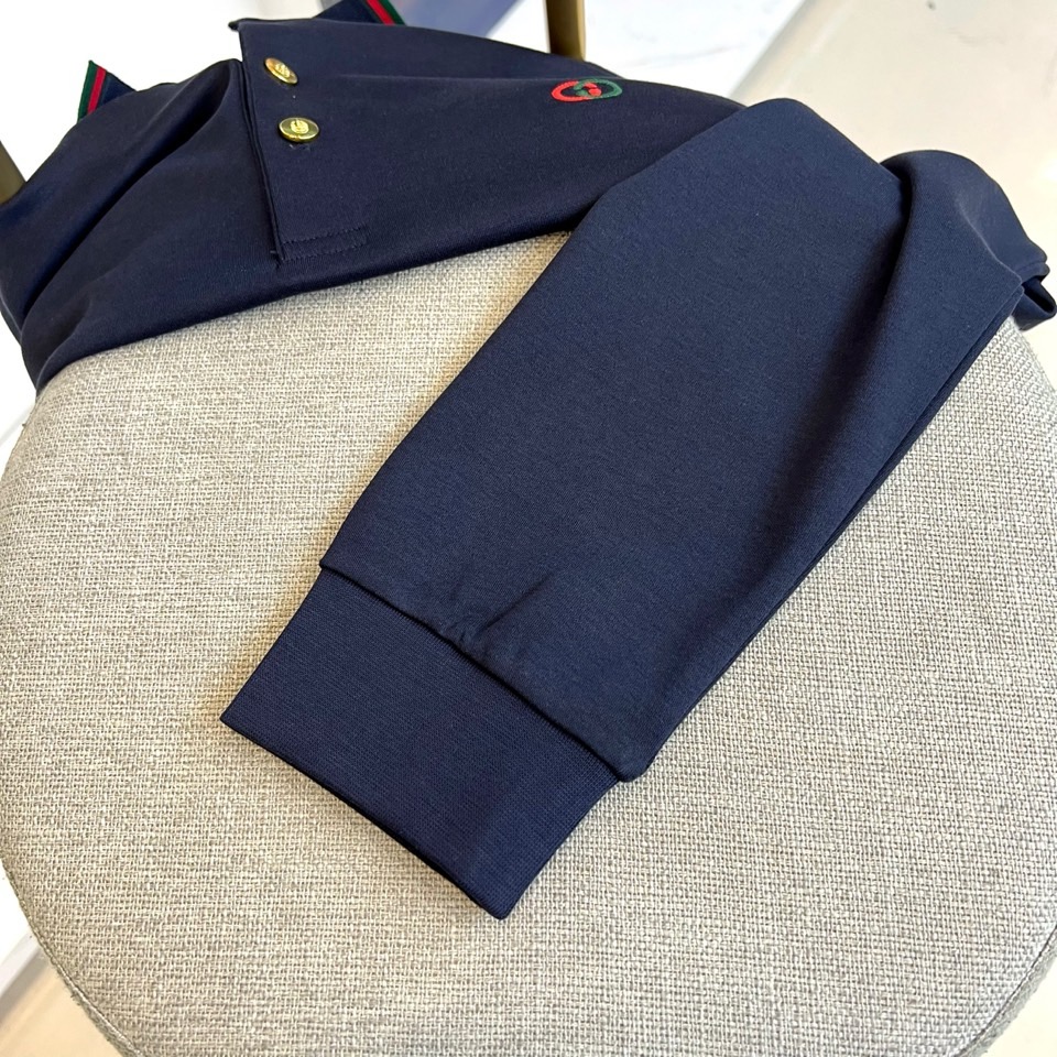 Gucc古驰、2025秋冬新品长袖Polo衫，以经典Polo领设计诠释意式优雅美学。领口与门襟处饰有黑色