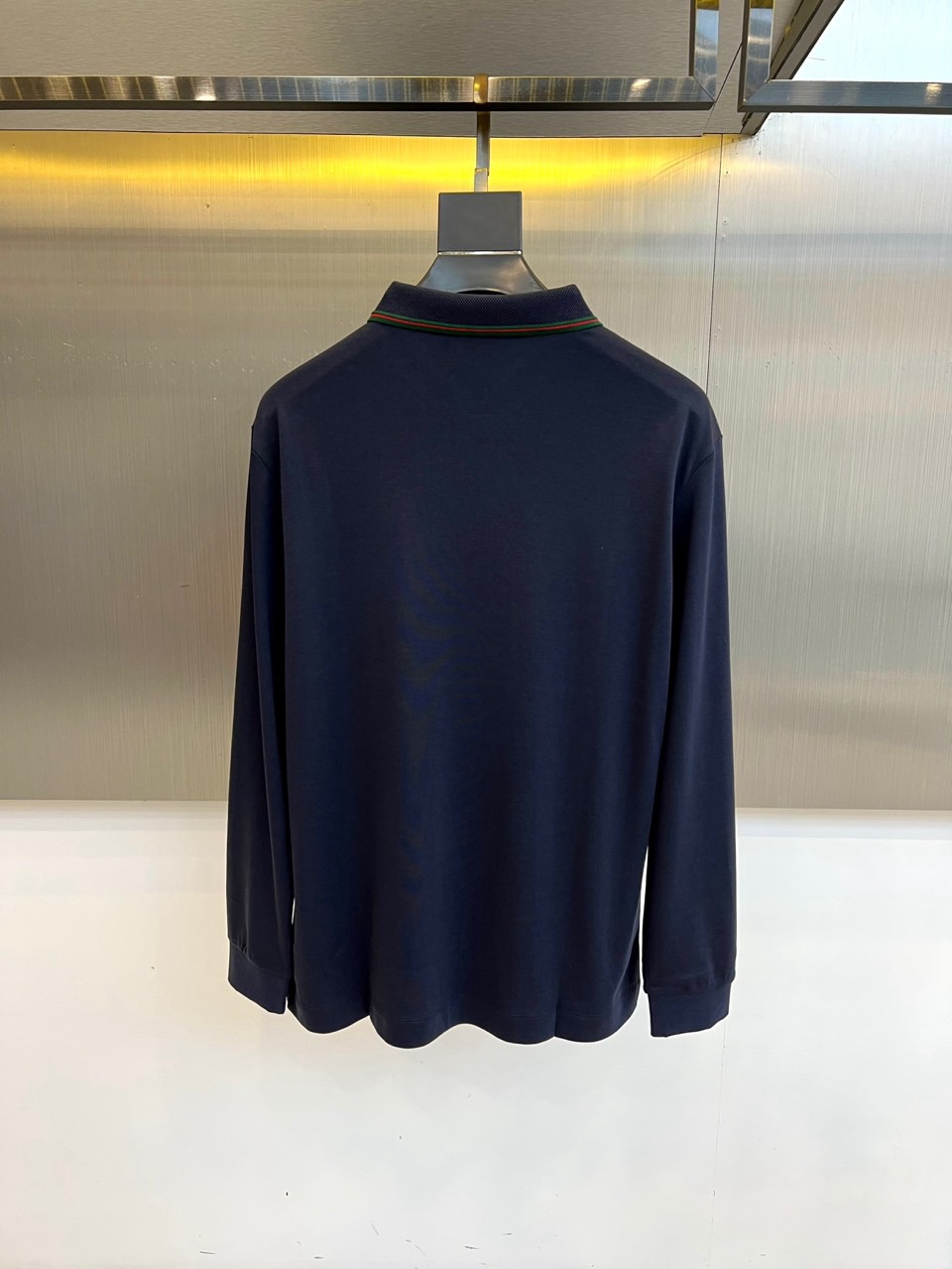 Gucc古驰、2025秋冬新品长袖Polo衫，以经典Polo领设计诠释意式优雅美学。领口与门襟处饰有黑色