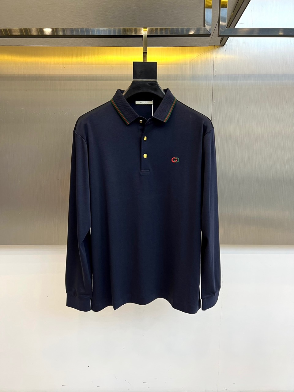 Gucc古驰、2025秋冬新品长袖Polo衫，以经典Polo领设计诠释意式优雅美学。领口与门襟处饰有黑色