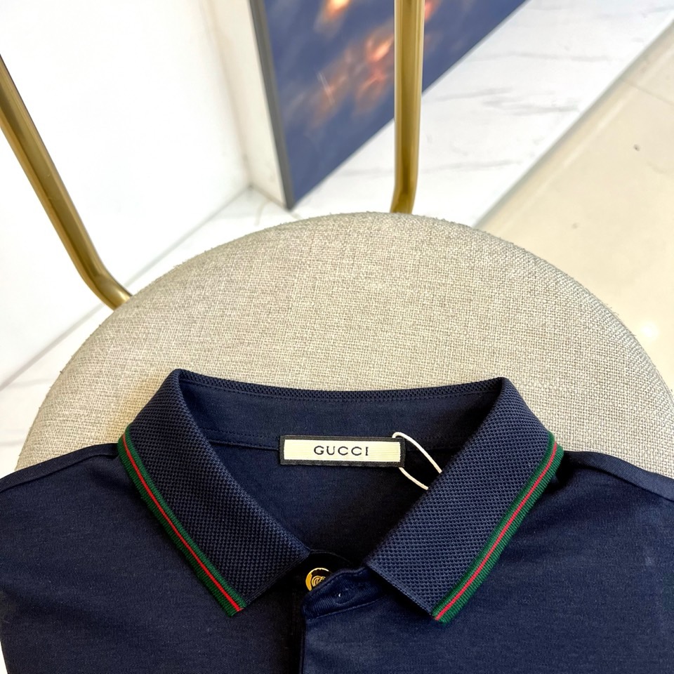 Gucc古驰、2025秋冬新品长袖Polo衫，以经典Polo领设计诠释意式优雅美学。领口与门襟处饰有黑色