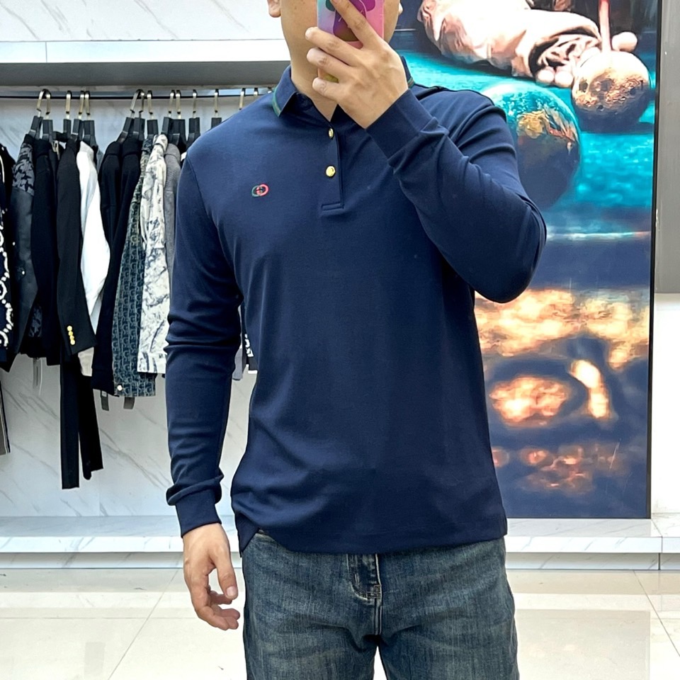 Gucc古驰、2025秋冬新品长袖Polo衫，以经典Polo领设计诠释意式优雅美学。领口与门襟处饰有黑色