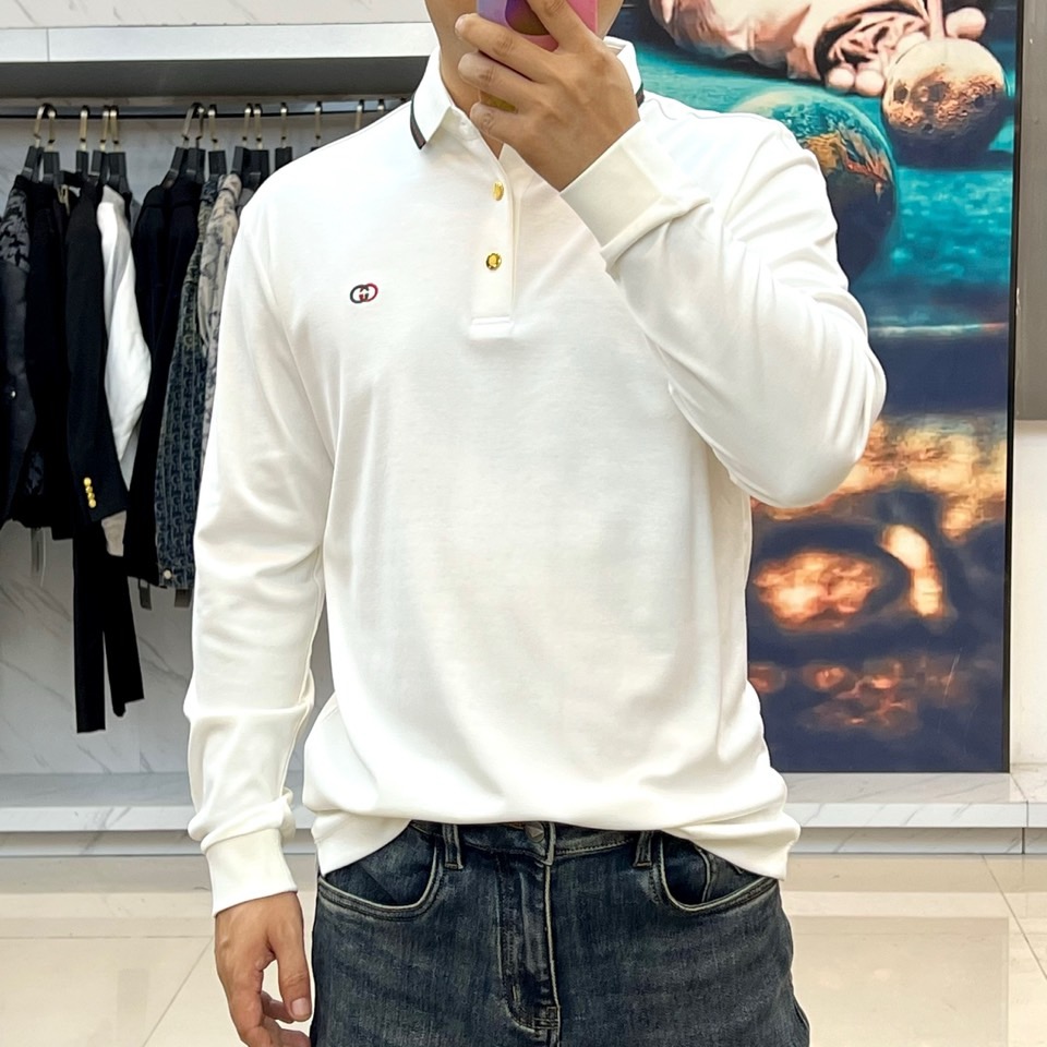 Gucc古驰、2025秋冬新品长袖Polo衫，以经典Polo领设计诠释意式优雅美学。领口与门襟处饰有黑色