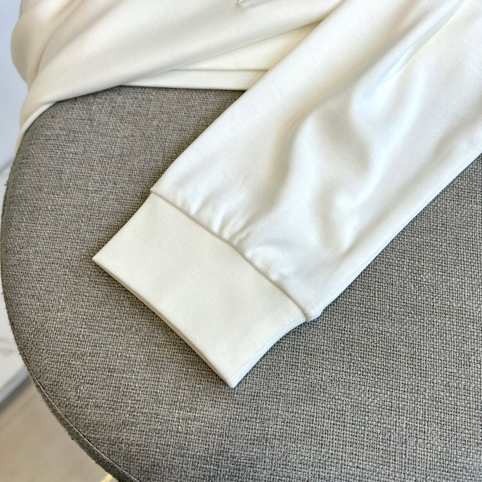 Gucc古驰、2025秋冬新品长袖Polo衫，以经典Polo领设计诠释意式优雅美学。领口与门襟处饰有黑色