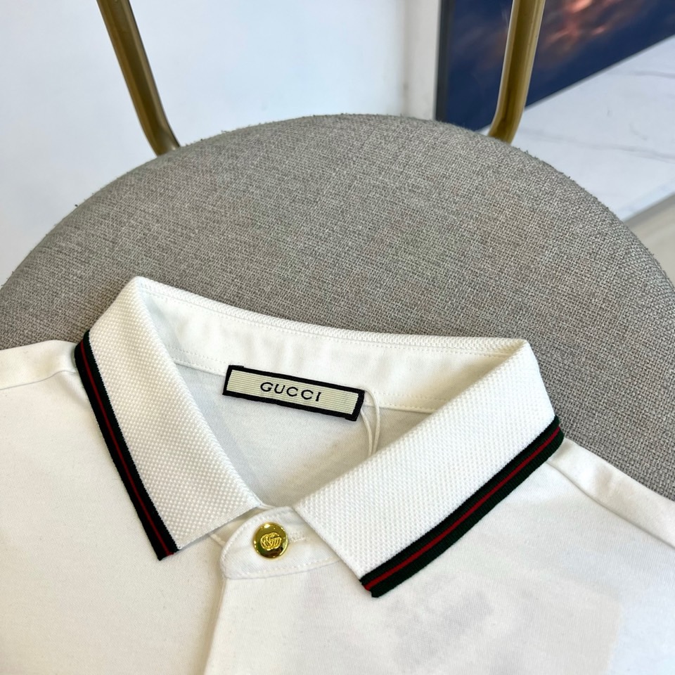 Gucc古驰、2025秋冬新品长袖Polo衫，以经典Polo领设计诠释意式优雅美学。领口与门襟处饰有黑色
