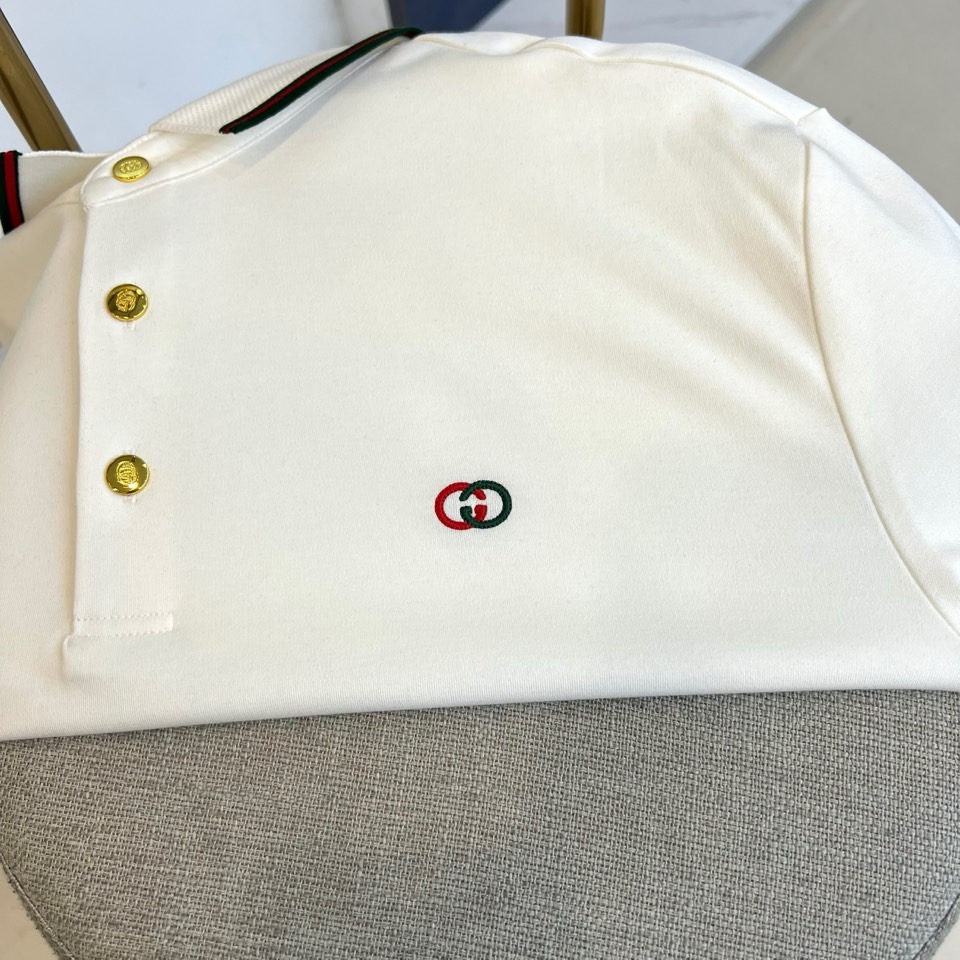 Gucc古驰、2025秋冬新品长袖Polo衫，以经典Polo领设计诠释意式优雅美学。领口与门襟处饰有黑色