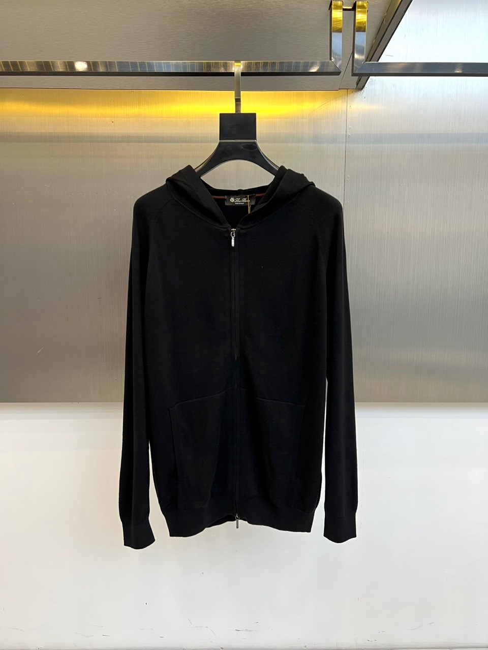 NO:726253,Years later Loro  Piana's elegant, new autumn and winter hooded wool knitted cardigan uses simple light gray tones to interpret a low-key and luxurious modern casual style. The style adopts a loose and comfortable hooded design, with a smooth metal front zipper and solid buttons on both sides.  Slip pockets for use. The body of the garment is made of the brand’s exclusive blended fabrics, including 5% silk, 30% wool, 12% nylon, 30% super soft fiber and 23Ptt materials. The exquisite ratio of these high-end materials gives the fabric a soft touch and elegant feel like cashmere.  Good resilience. The hooded structure and ribbed cuff details enhance practicality, and the naturally drapey tailoring lines give the wearer a lazy yet stylish temperament. Whether paired with casual trousers to create a weekend trip look, or layered under a coat.  No matter the temperature difference changes, this cardigan can have just the right sense of relaxation and excellent texture, becoming a must-have item in the autumn and winter wardrobe that combines comfort and luxury. 48-56 (model is 173, 143 pounds, upper body size 50),,loro  piana,real silk,hats,19860909年后 Loro Piana诺悠翩雅、秋冬新品连帽羊毛针织开衫,以简约的浅灰色调演绎低调奢华的现代休闲风尚.款式采用宽松舒适的连帽设计,搭配顺滑的金属前襟拉链,两侧设有实用的插袋.衣身采用品牌专属的混纺面料,含5真丝、30羊毛、12尼龙、30超柔纤维及23Ptt材质,这些高端材质的精妙配比使织物同时拥有羊绒般柔软触感与优良回弹性.连帽结构与罗纹袖口细节增强了实穿性,垂坠自然的剪裁线条赋予穿着者慵懒而不失格调的气质.无论是搭配休闲长裤打造周末出行造型,还是层搭于大衣内应对温差变化,这件开衫都能以恰到好处的松弛感与卓越质感,成为秋冬衣橱中兼具舒适度与高级感的必备单品.48-56（模特173,143斤上身50码）,,loro piana,real silk,hats,,Men's clothing