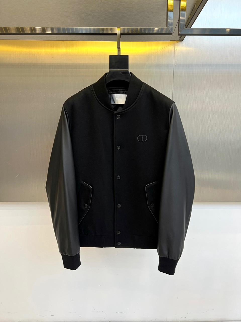 NO:601546,y  Dio's new autumn and winter jackets present high-end fashion charm with classic baseball uniform silhouettes. The body is made of light gray 20 wool fabric, ensuring warmth and comfort in autumn and winter. The sleeves are made of high-quality off-white protein leather, which forms an elegant color and material contrast with the wool body, adding to the overall sense of luxury. The highlight of the design is the chest point.  The brand's classic double D logo is embellished, low-key but eye-catching to show your identity. The entire jacket perfectly combines the vitality of sports and leisure with the exquisite style of Paris high fashion. It is practical and versatile and highly recognizable. It is a must-have item for creating a modern and modern look. 48-56 (model is 173,143 pounds, upper body size 50),, dior, dior, jackets  & coats,sweaters,alexander wang19860909y Dio迪奥、秋冬新品外套以经典的棒球服廓形呈现高端时尚魅力.衣身采用浅灰色的20羊毛面料,确保了秋冬季穿着的保暖性与舒适度.袖子部分选用质感高级的米白色蛋白皮,与羊毛衣身形成优雅的色彩和材质对比,增添了整体的奢华层次感.设计亮点在于前胸点缀的品牌经典双D标志,低调而醒目地彰显身份.整件外套完美融合了运动休闲的活力与巴黎高级时装的精致格调,既实用百搭又极具辨识度,是打造现代摩登造型的必备单品.48-56（模特173,143斤上身50码）,,dior,dior,jackets & coats,sweaters,alexander wang,Men's clothing