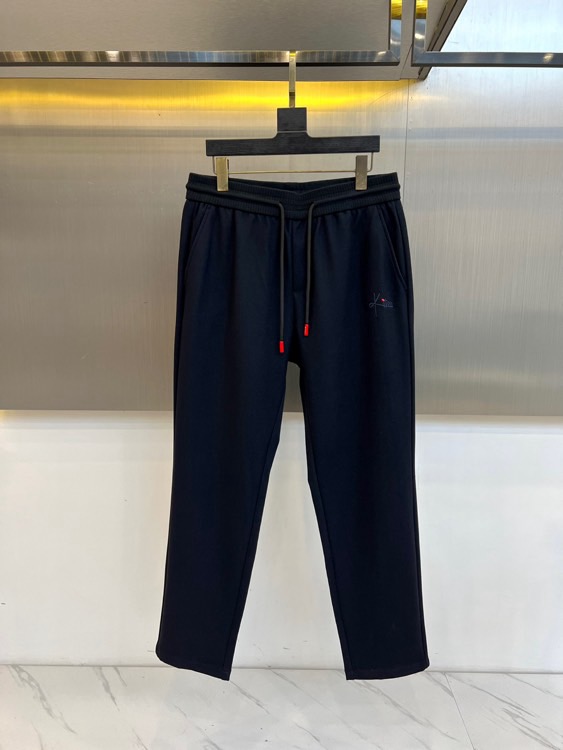 NO:726322,after the year  Kiton, the new autumn and winter men's casual sports pants, interprets modern urban aesthetics with a calm dark blue tone. The waist is designed with a drawstring, and the rope ends are embellished with eye-catching red details. The left knee is decorated with exquisite brand embroidery logo, which shows the quality in a low-key manner. The fabric is made of high-tech blended materials, which has both elastic support and breathable performance, and the surface presents a delicate texture. The three-dimensional tailoring and straight version ensure freedom of movement and neat silhouette. Suitable for urban leisure.  For leisure, gym training and daily outings, it can be worn with a sweatshirt to create a sporty style, or with a simple top to create a casual look. With exquisite craftsmanship, functionality and fashion details are perfectly integrated, and through the ingenuity of color collision and embroidered logo, it has become a must-have item in the modern men's wardrobe that has both practicality and style. 48-56 (model 173, 143 pounds, upper body size 50),, hoodie, sweatshirts,19860909年后 Kiton奇顿、秋冬新品男士休闲运动裤,以沉稳深蓝色调诠释现代都市美学.腰部采用抽绳设计,绳尾点缀醒目的红色细节,左膝处饰有精致品牌刺绣标识,低调彰显品质.面料选用高科技混纺材质,兼具弹性支撑与透气性能,表面呈现细腻肌理质感.立体剪裁配合直筒版型,确保运动自由度与利落廓形.适合都市休闲、健身房训练及日常出街场合,可搭配卫衣塑造运动风范,或搭配简约上衣打造休闲造型.以精湛工艺将功能性与时尚细节完美融合,通过色彩碰撞与刺绣标识的巧思,成为现代男士衣橱中兼具实穿性与风格感的必备单品.48-56（模特173,143斤上身50码）,,hoodie,sweatshirts,,Men's clothing