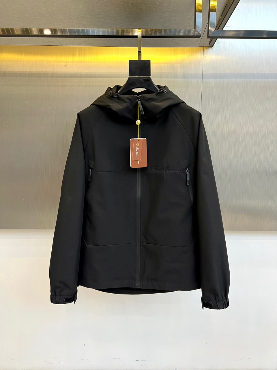 NO:601543,Lp's new autumn and winter products are coming, and this bright yellow hooded jacket is undoubtedly the focus of this season. Its neat zipper opening and closing design complements the black trim of the pockets on both sides, creating a strong visual layering and modern minimalist style in the bright color collision. The exquisite brand logo on the left chest shows quality in a low-key manner.  The overall cut line is smooth, combining outdoor functionality with urban fashion, and the fluffy texture ensures warmth and protection in the cold season. The eye-catching bright yellow tone sweeps away the dullness of autumn and winter, and can easily become the finishing touch in an outfit. Whether it is daily commuting or weekend outdoor exploration, this jacket can be perfectly adapted, with both practicality and style. 48-56 (model 173, 143 pounds, upper body size 50),, loro piana, jackets & coats, hats, alexander wang19860909Lp 秋冬新品来袭,这款亮黄色连帽外套无疑是本季的焦点.其利落的拉链开合设计与两侧口袋的黑色饰边相得益彰,在鲜明的色彩碰撞中塑造出强烈的视觉层次感与现代简约风格.左胸处的精致品牌标识低调彰显品质. 整体剪线条流畅,兼具户外功能性与都市时尚感,蓬松质感确保在寒冷季节带来温暖守护.醒目的亮黄色调一扫秋冬沉闷,轻松成为穿搭中的点睛之笔.无论是日常通勤还是周末户外探索,这件外套都能完美适配,实用与型格兼具.48-56（模特173,143斤上身50码）,,loro piana,jackets & coats,hats,alexander wang,Men's clothing