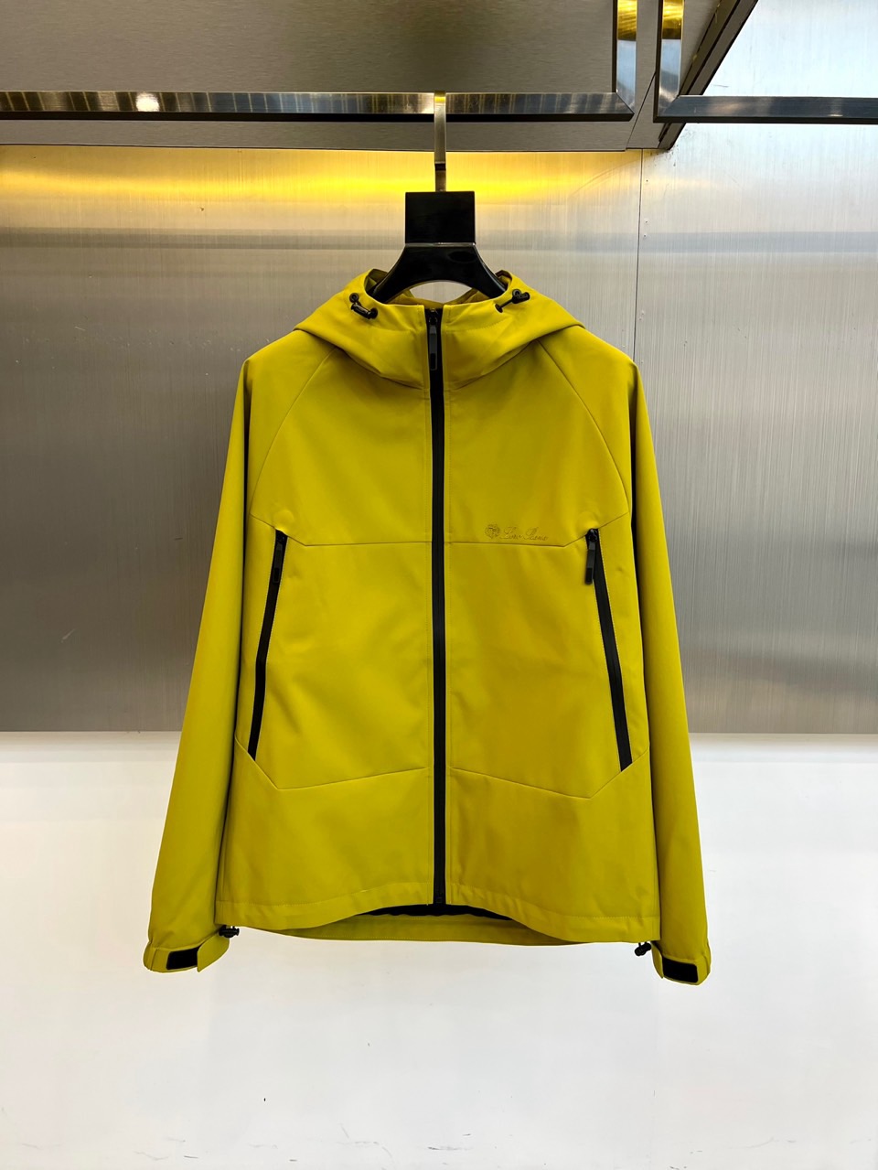 NO:599296,Lp's new autumn and winter products are coming, and this bright yellow hooded jacket is undoubtedly the focus of this season. Its neat zipper opening and closing design complements the black trim of the pockets on both sides, creating a strong visual layering and modern minimalist style in the bright color collision. The exquisite brand logo on the left chest shows quality in a low-key manner.  The overall cut line is smooth, combining outdoor functionality with urban fashion, and the fluffy texture ensures warmth and protection in the cold season. The eye-catching bright yellow tone sweeps away the dullness of autumn and winter, and can easily become the finishing touch in an outfit. Whether it is daily commuting or weekend outdoor exploration, this jacket can be perfectly adapted, with both practicality and style. 48-56 (model 173, 143 pounds, upper body size 50),, loro piana, jackets & coats, hats, alexander wang19860909Lp 秋冬新品来袭,这款亮黄色连帽外套无疑是本季的焦点.其利落的拉链开合设计与两侧口袋的黑色饰边相得益彰,在鲜明的色彩碰撞中塑造出强烈的视觉层次感与现代简约风格.左胸处的精致品牌标识低调彰显品质. 整体剪线条流畅,兼具户外功能性与都市时尚感,蓬松质感确保在寒冷季节带来温暖守护.醒目的亮黄色调一扫秋冬沉闷,轻松成为穿搭中的点睛之笔.无论是日常通勤还是周末户外探索,这件外套都能完美适配,实用与型格兼具.48-56（模特173,143斤上身50码）,,loro piana,jackets & coats,hats,alexander wang,Men's clothing