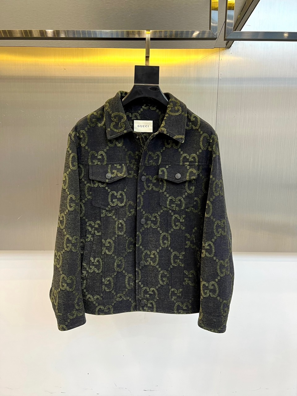 NO:601542,Gucci, new products for autumn and winter 2025, present this GG jacquard corduroy jacket that combines classic logos and retro fabrics. The body is made of dark base fabric, on which the brand's iconic GG Supreme jacquard pattern is tightly woven, which complements the unique warm texture of corduroy, creating a rich and luxurious visual hierarchy.  The style continues the classic lapel jacket silhouette, with neat and smooth lines. The front design has two symmetrical flap pockets, which are both practical and decorative. The exquisite metal buttons are engraved with the brand logo as a finishing touch, highlighting the meticulous detail craftsmanship. The overall tailoring and crisp silhouette ensure a neat figure when worn.  Its style perfectly balances retro charm and modern style. The corduroy material has its own nostalgic atmosphere, while the all-over GG jacquard injects Gucci's unique contemporary luxury genes. This jacket can not only create a casual look full of high-end sense, but also can be mixed and matched with formal items, making it easy to wear from day to day.  Often socialized in various occasions of high-end gatherings, it has become a core item in the autumn and winter wardrobe that shows extraordinary taste, showing the charm of Italian luxury in a low-key manner. 48-56 (model weighs 173,143 pounds, upper body size 50),, gucci, gucci, jackets  & coats,alexander wang19860909Gucc古驰、2025秋冬新品,倾情呈现这款融合经典标识与复古面料的GG提花灯芯绒夹克.衣身采用深色系底布,其上紧密织就品牌标志性的GG Supreme提花图案,与灯芯绒独特的温暖肌理感相得益彰,营造出丰富而奢华的视觉层次. 款式上延续了经典的翻领夹克廓形,线条利落流畅.正面设计有两个对称的翻盖口袋,兼具实用性与装饰性,精致的金属纽扣上刻有品牌标识,作为点睛之笔,凸显出 meticulous 的细节工艺.整体剪裁考究,版型挺括,确保了穿着时的利落身形. 其风格完美平衡了复古韵味与现代风尚.灯芯绒材质自带怀旧气息,而满幅的GG提花则注入了古驰独有的当代奢华基因.这件夹克既能打造充满高级感的休闲造型,也能与正装单品混搭,轻松驾驭从日常社交到高端聚会的多种场合,成为秋冬衣橱中彰显不凡品味的核心单品,在低调中尽显意式奢华魅力.48-56（模特173,143斤上身50码）,,gucci,gucci,jackets & coats,alexander wang,Men's clothing