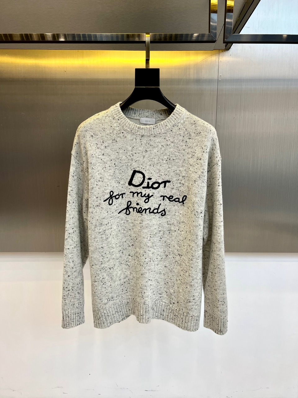 NO:597258,Dior, the new autumn and winter knitted sweater, uses high-end gray tones to interpret a simple but not simple fashion attitude. This round-neck sweater is made of high-quality knitted fabric, with a delicate texture and moderate thickness that combines warmth and comfort. The biggest design highlight is the handwritten slogan 'Dior for my real' on the front of the body.  friends', conveying sincere emotional resonance with free and easy black fonts, cleverly combining fashion expression and personal statement. The classic tailoring ensures a neat silhouette when worn, showing a casual and elegant temperament whether worn alone or as an inner layer. This sweater is not only a warm item, but also  It carries Dior's unique interpretation of sincere emotions, suitable for sharing good times with close friends, and showing extraordinary fashion taste in a low-key way. 48-56 (model 173, 143 pounds, upper body size 50),, dior, dior, sweaters, alexander  wang19860909Dio迪奥、秋冬新品针织毛衣,以高级灰色调演绎简约而不简单的时尚态度.这款圆领毛衣采用优质针织面料,细腻的纹理与适中的厚度兼顾保暖性与舒适度.最大的设计亮点在于衣身正面的手写体标语'Dior for my real friends',以洒脱的黑色字体传递出真挚的情感共鸣,将时尚表达与个性化宣言巧妙结合.经典的版型剪裁确保穿着时的利落轮廓,无论是单穿还是作为内搭都能展现随性优雅的气质.这款毛衣不仅是一件保暖单品,更是承载着迪奥对真挚情感的独特诠释,适合与挚友共享美好时光时穿着,以低调的方式展现不凡的时尚品味.48-56（模特173,143斤上身50码）,,dior,dior,sweaters,alexander wang,Men's clothing